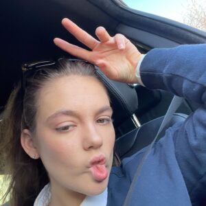 Allie Sherlock Instagram - Swipe left... my glasses almost flew off my head 😂😂