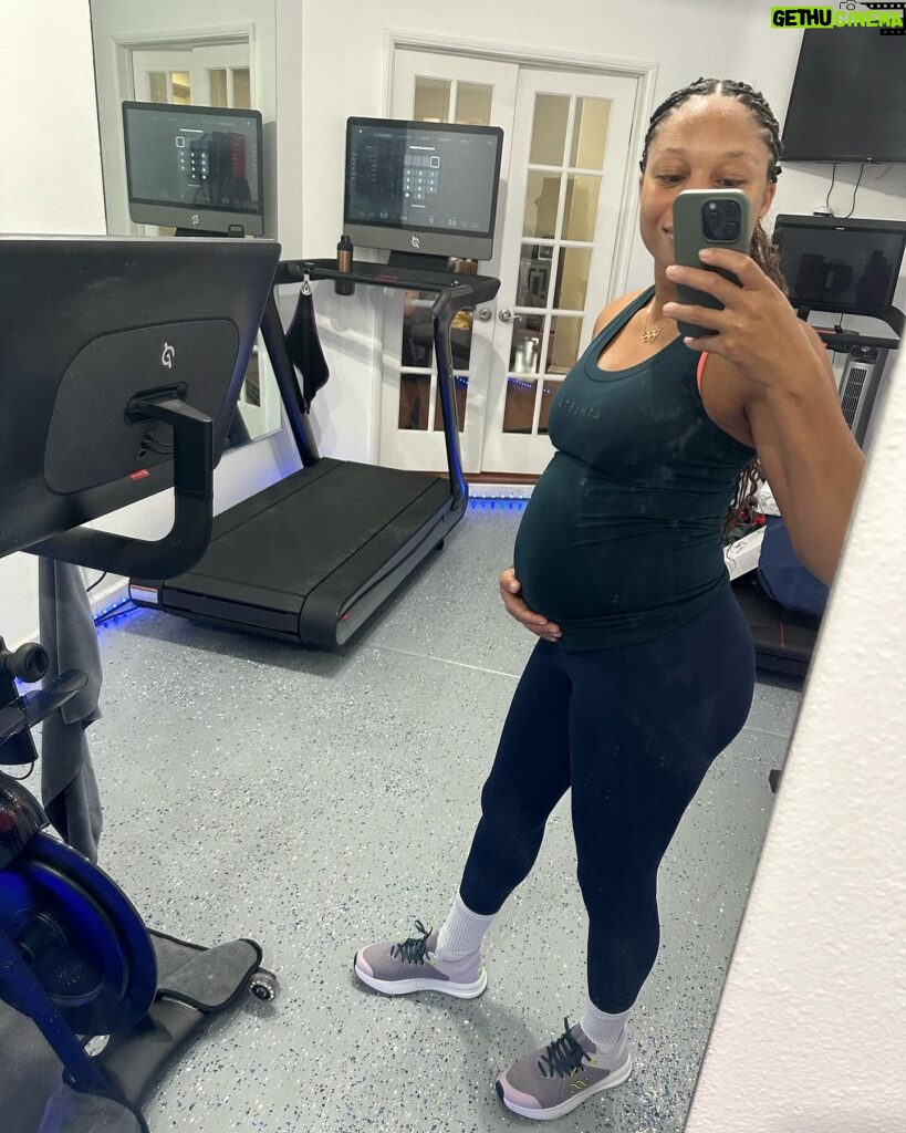 Allyson Felix Instagram - the bump is bumpin🤰🏽