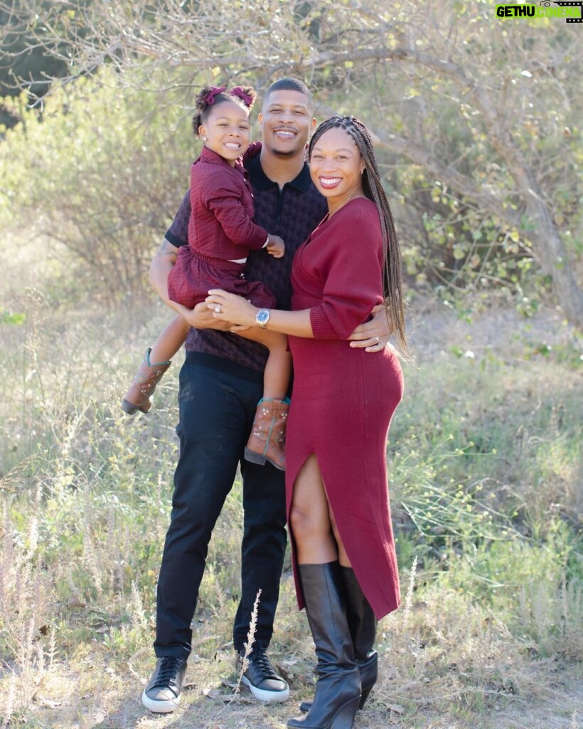 Allyson Felix Instagram - Merry Christmas from my little fam to yours!❤️🎄Enjoying our last as a family of 3✨