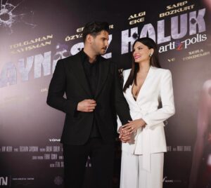 Almeda Abazi Instagram - “Aynasız Haluk” filmimizde emeği geçen herkese ,davetimiz de bizi yalnız bırakmayan herkese çok teşekkür ederiz 🙏🏻 Böyle nice güzel filmlerimiz , galalarımız olsun 🎥🍿✨ @hanmedyapim #aynasizhaluk