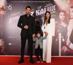 Almeda Abazi Instagram - “Aynasız Haluk” filmimizde emeği geçen herkese ,davetimiz de bizi yalnız bırakmayan herkese çok teşekkür ederiz 🙏🏻 Böyle nice güzel filmlerimiz , galalarımız olsun 🎥🍿✨ @hanmedyapim #aynasizhaluk