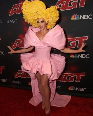 Alyssa Edwards Instagram - Life In Plastic Alongside My @beyondbeliefdancecompany Students Slaying The @agt Red Carpet Was Beyond FANTASTIC ✨🌈 What A FABULOUS Experience & Can’t To Watch TONIGHT @nbc 
Makeup @dillondeltoro 
Wig @foamwigsandmore 
Rhinestoned By Dance Mom Extraordinaire @ainsleythedancer 
Dress @ron1mm 
#AGT #DancingQueen #Drag #BBDC #ProudTeacher #TexasSizedBarbie #AmericasGotTalent