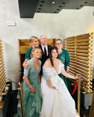 Amélie Neten Instagram - Comme vous l’avez vu aujourd’hui c’est le mariage de ma petite sœur. Un mariage organisé avant le départ soudain de ma maman. Nous avions besoin qu’elle soit auprès de nous pour cette journée si importante pour nous. Alors nous avons décidé de garder sa place à table et de l’honorer tout au long de l’un des plus beau jour de la vie de ma petite sœur ! Maman tu nous manques tellement et nous t’aimons pour l’éternité… 🙏🏻🤍