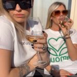 Amélie Neten Instagram - Que les vacances commencent 😂🍾 Courage les parents , on est ensemble ! 💪🏻💪🏻 #humour #reels #congéscolaire #congé