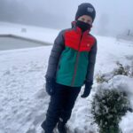 Amélie Neten Instagram - Mon fils vient de rentrer de sa classe de neige aujourd’hui ! Il a passé un séjour incroyable… il revient la tête pleine de souvenirs. Comme je vous l’avais expliqué, il grandit très vite ! Cette année j’ai fait appel à un service de location de vêtements de ski @lespetitsmontagnards 😀C’est un service français et c’est super facile pour recevoir et réexpédier les vêtements ! Ils expédient à la maison, à la station de ski directement ou même en point relais… 🥰🥰🥰🥰 mille merci @lespetitsmontagnards