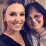 Amélie Neten Instagram - Ce soir s'est compliqué pour moi, le manque est très fort j’ai besoin de la voir mais je sais que c’est plus possible je regarde les photos, je regarde la dernière vidéo avec elle ! Ma maman me manque terriblement ❤️😢