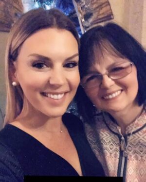 Amélie Neten Instagram - Ce soir s'est compliqué pour moi, le manque  est très fort j’ai besoin de la voir mais je sais que c’est plus possible je regarde les photos, je regarde la dernière vidéo avec elle !  Ma maman me manque terriblement ❤️😢