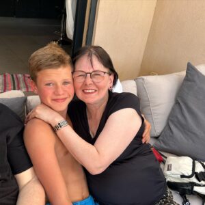 Amélie Neten Instagram - Par ces quelques mots je voulais vous annoncer que je ne serai pas présente pendant quelques temps sur les réseaux. Mon chagrin est immense car j’ai perdu ma maman. La douleur que je ressens est très forte  mais je me dois d’être courageuse pour Hugo et pour ma famille. Elle a été une très bonne maman et une mamie parfaite pour mon fils. Je sais que désormais de là où elle est elle veillera sur nous… 
Maman tu resteras dans mon cœur à tout jamais et je t’aime infiniment ! Tu vas nous manquer ! 🙏🏻🤍