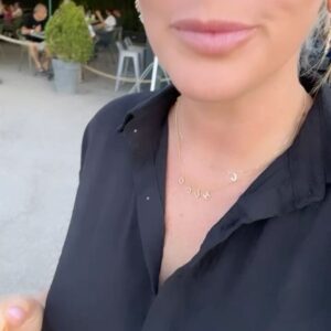 Amélie Neten Instagram - Ce soir s'est compliqué pour moi, le manque  est très fort j’ai besoin de la voir mais je sais que c’est plus possible je regarde les photos, je regarde la dernière vidéo avec elle !  Ma maman me manque terriblement ❤️😢