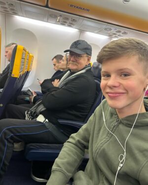 Amélie Neten Instagram - Joyeux anniversaire papa ❤️Je sais que cette année est particulièrement difficile, mais je voulais prendre un moment pour te dire merci malgré les circonstances !  Merci aussi pour tout et d’être le papy en or pour Hugo ( à notre prochain voyage ensemble ☺️🥰 ) I love you 
❤️❤️❤️❤️