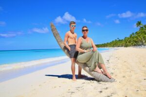 Amélie Neten Instagram - Les souvenirs de cette journée resteront gravés à jamais dans nos cœurs, comme un tableau de bonheur et de joie je t’aime mon fils ❤️ #PlageParadisiaque #BonheurEnFamille #Saona.  Merci @sabtacpuntacana pour cette belle excursion 🥰