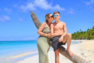 Amélie Neten Instagram - Les souvenirs de cette journée resteront gravés à jamais dans nos cœurs, comme un tableau de bonheur et de joie je t’aime mon fils ❤️ #PlageParadisiaque #BonheurEnFamille #Saona.  Merci @sabtacpuntacana pour cette belle excursion 🥰