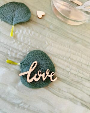 Amélie Neten Instagram - Comme vous l’avez vu aujourd’hui c’est le mariage de ma petite sœur. Un mariage organisé avant le départ soudain de ma maman. Nous avions besoin qu’elle soit auprès de nous pour cette journée si importante pour nous. Alors nous avons décidé de garder sa place à table et de l’honorer tout au long de l’un des plus beau jour de la vie de ma petite sœur ! Maman tu nous manques tellement et nous t’aimons pour l’éternité… 🙏🏻🤍