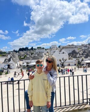 Amélie Neten Instagram - Parfois quand je regarde mon fils, je me demande ce que je serais sans toi ! Je t’aime ma vie d’un amour inconditionnel, tu es ma force et ma raison de vivre ! ❤️✨ #italie #alberobello 🇮🇹