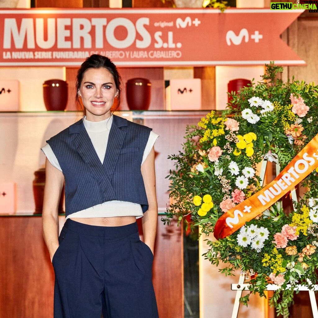 Amaia Salamanca Instagram - Nunca imaginé que iba a ser feliz entre urnas funerarias. Supongo que no hay nada que los hermanos Caballero no puedan conseguir. El 4 de abril podréis ver Muertos S.L en @movistarplus y entenderéis de lo que hablo! 🖤 @pao_makeup para @armanibeauty #armanimakeup @contubernio_producciones @lauracaballero_ @alber_caballero