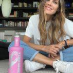 Amaia Salamanca Instagram - Octubre es el mes de sensibilización sobre el cáncer de mama y, como cada año, Solán de Cabras lanza una edición especial de su botella rosa. La botella cuenta con diez diseños diferentes inspirados en las emociones que experimentan los pacientes y sus familiares. Los beneficios de su venta serán destinados a la Asociación Española Contra el Cáncer para ofrecer atención psicológica gratuita a pacientes y familiares. ¡Os animo a que os unáis a la concienciación de esta causa tan importante! @solandecabras @contraelcancer.es #10añoscontraelcáncer