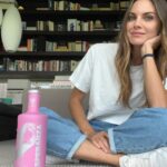 Amaia Salamanca Instagram - Octubre es el mes de sensibilización sobre el cáncer de mama y, como cada año, Solán de Cabras lanza una edición especial de su botella rosa. La botella cuenta con diez diseños diferentes inspirados en las emociones que experimentan los pacientes y sus familiares. Los beneficios de su venta serán destinados a la Asociación Española Contra el Cáncer para ofrecer atención psicológica gratuita a pacientes y familiares. ¡Os animo a que os unáis a la concienciación de esta causa tan importante! @solandecabras @contraelcancer.es #10añoscontraelcáncer