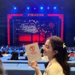 Amanda Chou Instagram - / 昨晚參加了一場有歡笑也有淚水的囍宴 🌈Love is Love🌈 時代在進步 思想在進化 愛 試著勇敢說出口 要相信家人是我們最堅強有力的後盾🧡 @hua.musical #囍宴音樂劇 #theweddingbanquetmusical