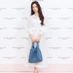 Amanda Chou Instagram - / Gianni Chiarni的春夏新款 有著滿滿的夏日氛圍 明亮的色系和柔軟的手感 非常符合義大利的「慢活哲學」 「慢活」對我而言就是能掌握生活的節奏 平衡自我的身心 可以努力工作同時開心過生活是最最完美的🥨 最近工作有點小忙 剛好趁著今天的品牌活動提早來挑挑母親節禮物🎁 個人首推橘色的手提編織包 橘色給人充滿活力的夏日氣息🍊 能自由調整兩種尺寸 而且也非常百搭 不管是配洋裝還是牛仔褲都很合適 夏天馬上就要來了 希望姊姊妹妹都能找到心怡的夏日包款哦🥰 @giannichiarini @giannichiarini_jp #義大利輕奢包 #松菸誠品1F #大葉高島屋1F #LaLaport台中北館1F #GC包