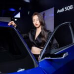 Amanda Chou Instagram - / 很開心能擔任這次2024 Audi House Of Progress Taipei的一日導覽員 也謝謝報名來看我的朋朋們 現在小老師來幫大家做一下複習的功課👇🏻 💫純電性能旗艦Audi SQ8 Sportback e-tron 它最吸引我的部分就是「全數位虛擬後視鏡 」 能在下大雨的時候 透過車內螢幕看清楚後方來車 提高行車的安全性 而且車門有自動吸附功能 達到最高品質靜悄悄的開關門 💫德國空運來台的 Audi A6 Avant e-tron concept 概念車 簡約又流暢的線條 真的讓人目不轉睛 它在25分鐘內可以將車子從5%充到80% 還有高科技投射燈 能提供乘客消磨時間的娛樂 讓車子不再只是單純的代步工具 這是非常大的突破與進化 💫本月最新上市的全新電動車 The new Audi Q4 Sportback e-tron 小壓尾的設計完全體現sportback運動化的風格 後車廂可容納535公升的行李 非常適合小家庭和東西很多的女生（跟我一樣） 這幾年環保意識抬頭 開電動車的人也越來越多了 有興趣的朋友可以來現場欣賞這三台又帥又美的Audi e-tron喔♥️ #Audi #AudiTaiwan #AudiHouseofProgress OOTD #aliceandolivia @aliceandolivia_tw @bluebelltw @jimmychoo