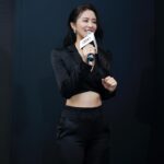 Amanda Chou Instagram - / 很開心能擔任這次2024 Audi House Of Progress Taipei的一日導覽員 也謝謝報名來看我的朋朋們 現在小老師來幫大家做一下複習的功課👇🏻 💫純電性能旗艦Audi SQ8 Sportback e-tron 它最吸引我的部分就是「全數位虛擬後視鏡 」 能在下大雨的時候 透過車內螢幕看清楚後方來車 提高行車的安全性 而且車門有自動吸附功能 達到最高品質靜悄悄的開關門 💫德國空運來台的 Audi A6 Avant e-tron concept 概念車 簡約又流暢的線條 真的讓人目不轉睛 它在25分鐘內可以將車子從5%充到80% 還有高科技投射燈 能提供乘客消磨時間的娛樂 讓車子不再只是單純的代步工具 這是非常大的突破與進化 💫本月最新上市的全新電動車 The new Audi Q4 Sportback e-tron 小壓尾的設計完全體現sportback運動化的風格 後車廂可容納535公升的行李 非常適合小家庭和東西很多的女生（跟我一樣） 這幾年環保意識抬頭 開電動車的人也越來越多了 有興趣的朋友可以來現場欣賞這三台又帥又美的Audi e-tron喔♥️ #Audi #AudiTaiwan #AudiHouseofProgress OOTD #aliceandolivia @aliceandolivia_tw @bluebelltw @jimmychoo
