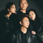 Amanda Chou Instagram - / 這個週末就是母親節了 想好帶媽媽去哪裡吃大餐 禮物也準備好了嗎 這回我送上的禮物是～超帥的全家福🕶️ 好幾個月前就在籌備這項企劃 跟攝影師Karren來來回回對了許多內容 首先光是場地就有好多種選擇 日式老房 郊外草原 還是復古餐廳等等 但最終因為想讓外婆舒服一點 所以選擇了在棚內進行 至於黑道家族主題 我其實蠻快就決定了 因為我覺得我的家人們都蠻有表演慾的😂 來點不一樣的 他們也能盡情發揮 玩的開心 盡情要美的美 要帥的帥 （雖然本來也想拍皇室宮廷風😆） 但逼迫他們去翻出符合主題的衣服 也是偏為難了 總之成品大家都很喜歡 謝謝Karren陪我一起瘋玩這次的全家福 還有小維、小V&Tina Love u guys💛💛💛 攝影 @karren_kao 妝髮 @huan2.studio @hnwei_orange @wangtina_makeup021