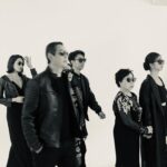 Amanda Chou Instagram - / 這個週末就是母親節了 想好帶媽媽去哪裡吃大餐 禮物也準備好了嗎 這回我送上的禮物是～超帥的全家福🕶️ 好幾個月前就在籌備這項企劃 跟攝影師Karren來來回回對了許多內容 首先光是場地就有好多種選擇 日式老房 郊外草原 還是復古餐廳等等 但最終因為想讓外婆舒服一點 所以選擇了在棚內進行 至於黑道家族主題 我其實蠻快就決定了 因為我覺得我的家人們都蠻有表演慾的😂 來點不一樣的 他們也能盡情發揮 玩的開心 盡情要美的美 要帥的帥 （雖然本來也想拍皇室宮廷風😆） 但逼迫他們去翻出符合主題的衣服 也是偏為難了 總之成品大家都很喜歡 謝謝Karren陪我一起瘋玩這次的全家福 還有小維、小V&Tina Love u guys💛💛💛 攝影 @karren_kao 妝髮 @huan2.studio @hnwei_orange @wangtina_makeup021