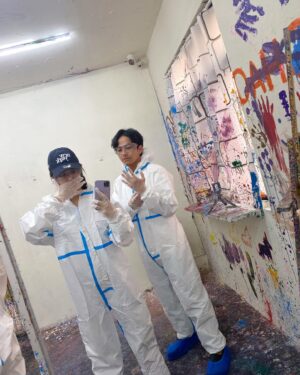 Amanda Chou Instagram - /
乾乾淨淨進去
髒髒兮兮出來

包成這樣
有種要進手術房的感覺😂
可以不按牌理出牌的亂畫
真的很紓壓又好玩～～

等等8：00
#花甲少年趣旅行