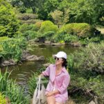 Amanda Chou Instagram - / 剛好遇到了繡球花季 逛逛美麗的花園 對於愛花之人感到特別興奮呀🌼 OOTD @majeparis #MajeParis #MajeGirls #MajeSS24