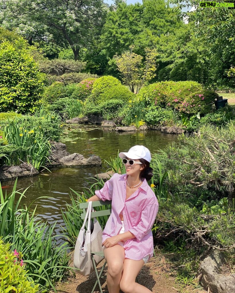 Amanda Chou Instagram - / 剛好遇到了繡球花季 逛逛美麗的花園 對於愛花之人感到特別興奮呀🌼 OOTD @majeparis #MajeParis #MajeGirls #MajeSS24