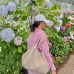Amanda Chou Instagram - / 剛好遇到了繡球花季 逛逛美麗的花園 對於愛花之人感到特別興奮呀🌼 OOTD @majeparis #MajeParis #MajeGirls #MajeSS24