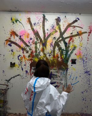 Amanda Chou Instagram - /
乾乾淨淨進去
髒髒兮兮出來

包成這樣
有種要進手術房的感覺😂
可以不按牌理出牌的亂畫
真的很紓壓又好玩～～

等等8：00
#花甲少年趣旅行