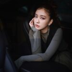 Amanda Chou Instagram - / 台北時裝週2024開幕秀 這次的主題是關於運動時尚 所以挑戰一下不同於以往的微軍裝帥氣風格😎 @tpe.fashionweek #TaipeiFashionWeek #TPEFWAW24 #AW24臺北時裝週 #整裝待發 服裝｜@pces_studio 飾品｜@codysanderson_official 妝髮｜@huan2.studio 攝影｜@river.ts