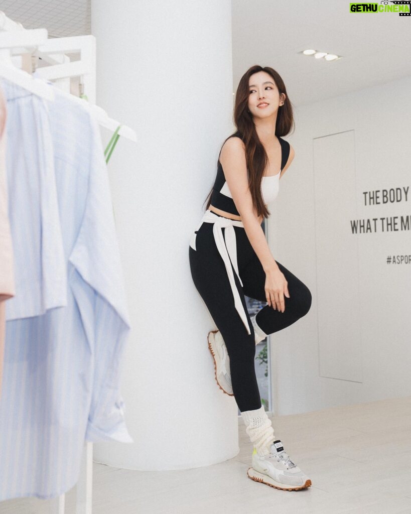 Amanda Chou Instagram - / 來自韓國的品牌Nylora 將韓系簡約的設計融合了運動休閒 讓運動也可以有氣質與高雅 這是我第二套Nylora 材質舒服又可以收肉肉 穿美美的去健身 瑜珈 皮拉提斯 不只更有動力 心情也會變好喲🤍 - @asportofficial @nylora_kr #MeetNYLORAInASPORT