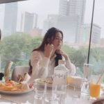 Amanda Chou Instagram - / 不斷切換角色 調整頻道的四月 總算是順利過完了 一下飛韓國 一下去嘉義 一下演老師 一下演貴婦 一下扮甜美 一下耍個酷 無論如何 忙是好事 跟自己說聲辛苦了～🤍