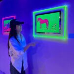 Amanda Chou Instagram - / 一個非常適合夜間觀看的展覽 這次的展覽名為「生而焦慮」 藝術家以汗滴為隱喻符號 將高彩螢光顏料印製在鏡面壓克力上 並引用兔子容易因驚嚇猝死的特性 讓兔子成為敏感心靈的代言人——🐰 在這充滿焦慮與恐慌的日常 這些光怪陸離的畫面表達背後孤獨無比真實 也帶了點戲謔的意味 無論如何日子還是得過下去 莞爾一笑 試著與焦慮共存吧 #人申二 #生而焦慮