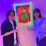 Amanda Chou Instagram - / 一個非常適合夜間觀看的展覽 這次的展覽名為「生而焦慮」 藝術家以汗滴為隱喻符號 將高彩螢光顏料印製在鏡面壓克力上 並引用兔子容易因驚嚇猝死的特性 讓兔子成為敏感心靈的代言人——🐰 在這充滿焦慮與恐慌的日常 這些光怪陸離的畫面表達背後孤獨無比真實 也帶了點戲謔的意味 無論如何日子還是得過下去 莞爾一笑 試著與焦慮共存吧 #人申二 #生而焦慮
