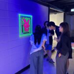 Amanda Chou Instagram - / 一個非常適合夜間觀看的展覽 這次的展覽名為「生而焦慮」 藝術家以汗滴為隱喻符號 將高彩螢光顏料印製在鏡面壓克力上 並引用兔子容易因驚嚇猝死的特性 讓兔子成為敏感心靈的代言人——🐰 在這充滿焦慮與恐慌的日常 這些光怪陸離的畫面表達背後孤獨無比真實 也帶了點戲謔的意味 無論如何日子還是得過下去 莞爾一笑 試著與焦慮共存吧 #人申二 #生而焦慮