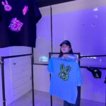 Amanda Chou Instagram - / 一個非常適合夜間觀看的展覽 這次的展覽名為「生而焦慮」 藝術家以汗滴為隱喻符號 將高彩螢光顏料印製在鏡面壓克力上 並引用兔子容易因驚嚇猝死的特性 讓兔子成為敏感心靈的代言人——🐰 在這充滿焦慮與恐慌的日常 這些光怪陸離的畫面表達背後孤獨無比真實 也帶了點戲謔的意味 無論如何日子還是得過下去 莞爾一笑 試著與焦慮共存吧 #人申二 #生而焦慮