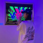 Amanda Chou Instagram - / 一個非常適合夜間觀看的展覽 這次的展覽名為「生而焦慮」 藝術家以汗滴為隱喻符號 將高彩螢光顏料印製在鏡面壓克力上 並引用兔子容易因驚嚇猝死的特性 讓兔子成為敏感心靈的代言人——🐰 在這充滿焦慮與恐慌的日常 這些光怪陸離的畫面表達背後孤獨無比真實 也帶了點戲謔的意味 無論如何日子還是得過下去 莞爾一笑 試著與焦慮共存吧 #人申二 #生而焦慮