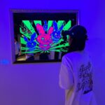 Amanda Chou Instagram - / 一個非常適合夜間觀看的展覽 這次的展覽名為「生而焦慮」 藝術家以汗滴為隱喻符號 將高彩螢光顏料印製在鏡面壓克力上 並引用兔子容易因驚嚇猝死的特性 讓兔子成為敏感心靈的代言人——🐰 在這充滿焦慮與恐慌的日常 這些光怪陸離的畫面表達背後孤獨無比真實 也帶了點戲謔的意味 無論如何日子還是得過下去 莞爾一笑 試著與焦慮共存吧 #人申二 #生而焦慮