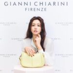 Amanda Chou Instagram - / Gianni Chiarni的春夏新款 有著滿滿的夏日氛圍 明亮的色系和柔軟的手感 非常符合義大利的「慢活哲學」 「慢活」對我而言就是能掌握生活的節奏 平衡自我的身心 可以努力工作同時開心過生活是最最完美的🥨 最近工作有點小忙 剛好趁著今天的品牌活動提早來挑挑母親節禮物🎁 個人首推橘色的手提編織包 橘色給人充滿活力的夏日氣息🍊 能自由調整兩種尺寸 而且也非常百搭 不管是配洋裝還是牛仔褲都很合適 夏天馬上就要來了 希望姊姊妹妹都能找到心怡的夏日包款哦🥰 @giannichiarini @giannichiarini_jp #義大利輕奢包 #松菸誠品1F #大葉高島屋1F #LaLaport台中北館1F #GC包