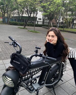 Amanda Chou Instagram - /
觀望了好久 
終於等到我顏值超高的帥車啦✨✨✨
（等不到四輪的先牽兩輪的）

電動腳踏車最大優點
想運動時可以運動
想偷懶時可以偷懶
😆

身邊好幾個朋友都有這台了
期待改天跟車友們相聚
以後停紅綠燈看到我可以跟我say hi🙋🏻

第一位乘客 感謝勇氣可嘉的小V
誰是下一位呢😌

謝謝 @seic_bikestw 
細心講解 貼心客製化
🏴🏴🏴