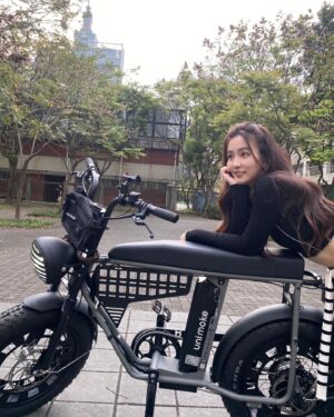 Amanda Chou Instagram - /
觀望了好久 
終於等到我顏值超高的帥車啦✨✨✨
（等不到四輪的先牽兩輪的）

電動腳踏車最大優點
想運動時可以運動
想偷懶時可以偷懶
😆

身邊好幾個朋友都有這台了
期待改天跟車友們相聚
以後停紅綠燈看到我可以跟我say hi🙋🏻

第一位乘客 感謝勇氣可嘉的小V
誰是下一位呢😌

謝謝 @seic_bikestw 
細心講解 貼心客製化
🏴🏴🏴