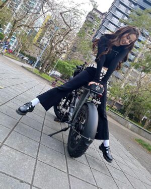 Amanda Chou Instagram - /
觀望了好久 
終於等到我顏值超高的帥車啦✨✨✨
（等不到四輪的先牽兩輪的）

電動腳踏車最大優點
想運動時可以運動
想偷懶時可以偷懶
😆

身邊好幾個朋友都有這台了
期待改天跟車友們相聚
以後停紅綠燈看到我可以跟我say hi🙋🏻

第一位乘客 感謝勇氣可嘉的小V
誰是下一位呢😌

謝謝 @seic_bikestw 
細心講解 貼心客製化
🏴🏴🏴