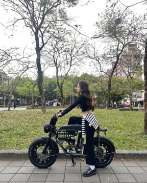 Amanda Chou Instagram - /
觀望了好久 
終於等到我顏值超高的帥車啦✨✨✨
（等不到四輪的先牽兩輪的）

電動腳踏車最大優點
想運動時可以運動
想偷懶時可以偷懶
😆

身邊好幾個朋友都有這台了
期待改天跟車友們相聚
以後停紅綠燈看到我可以跟我say hi🙋🏻

第一位乘客 感謝勇氣可嘉的小V
誰是下一位呢😌

謝謝 @seic_bikestw 
細心講解 貼心客製化
🏴🏴🏴