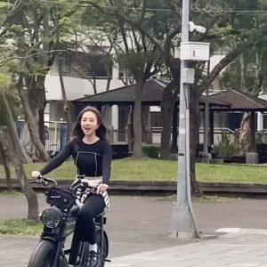 Amanda Chou Instagram - /
觀望了好久 
終於等到我顏值超高的帥車啦✨✨✨
（等不到四輪的先牽兩輪的）

電動腳踏車最大優點
想運動時可以運動
想偷懶時可以偷懶
😆

身邊好幾個朋友都有這台了
期待改天跟車友們相聚
以後停紅綠燈看到我可以跟我say hi🙋🏻

第一位乘客 感謝勇氣可嘉的小V
誰是下一位呢😌

謝謝 @seic_bikestw 
細心講解 貼心客製化
🏴🏴🏴