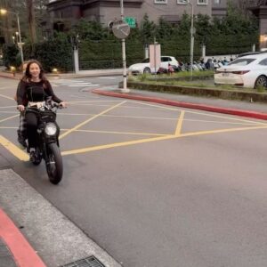 Amanda Chou Instagram - /
觀望了好久 
終於等到我顏值超高的帥車啦✨✨✨
（等不到四輪的先牽兩輪的）

電動腳踏車最大優點
想運動時可以運動
想偷懶時可以偷懶
😆

身邊好幾個朋友都有這台了
期待改天跟車友們相聚
以後停紅綠燈看到我可以跟我say hi🙋🏻

第一位乘客 感謝勇氣可嘉的小V
誰是下一位呢😌

謝謝 @seic_bikestw 
細心講解 貼心客製化
🏴🏴🏴