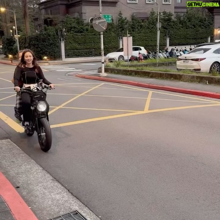 Amanda Chou Instagram - / 觀望了好久 終於等到我顏值超高的帥車啦✨✨✨ （等不到四輪的先牽兩輪的） 電動腳踏車最大優點 想運動時可以運動 想偷懶時可以偷懶 😆 身邊好幾個朋友都有這台了 期待改天跟車友們相聚 以後停紅綠燈看到我可以跟我say hi🙋🏻 第一位乘客 感謝勇氣可嘉的小V 誰是下一位呢😌 謝謝 @seic_bikestw 細心講解 貼心客製化 🏴🏴🏴
