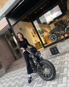 Amanda Chou Instagram - / 觀望了好久 終於等到我顏值超高的帥車啦✨✨✨ （等不到四輪的先牽兩輪的） 電動腳踏車最大優點 想運動時可以運動 想偷懶時可以偷懶 😆 身邊好幾個朋友都有這台了 期待改天跟車友們相聚 以後停紅綠燈看到我可以跟我say hi🙋🏻 第一位乘客 感謝勇氣可嘉的小V 誰是下一位呢😌 謝謝 @seic_bikestw 細心講解 貼心客製化 🏴🏴🏴